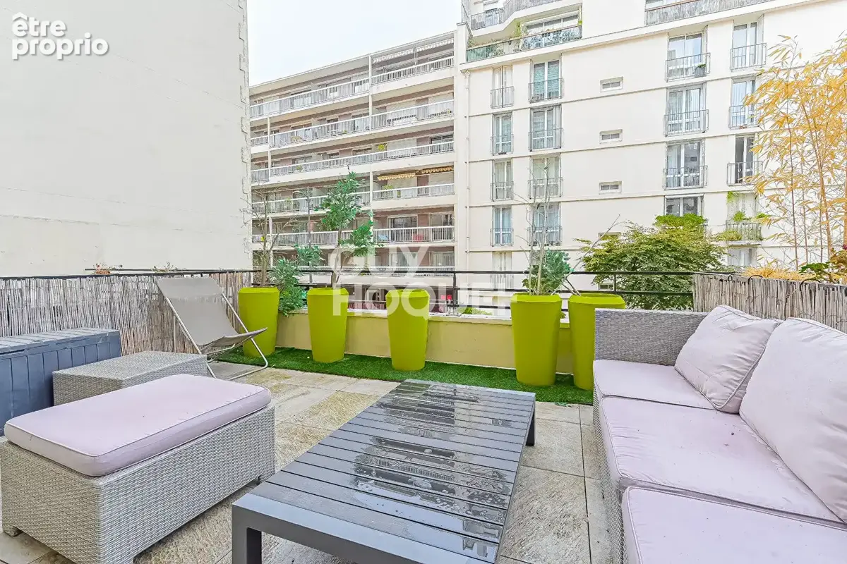 Studio en parfait état général avec une terrasse de 18m² ! - photo 8