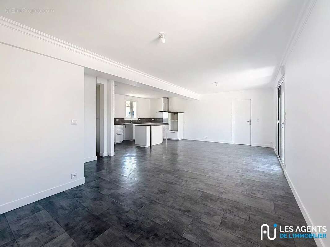 Maison 103 m² à Saint-Jean-De-La-Ruelle  - photo 4