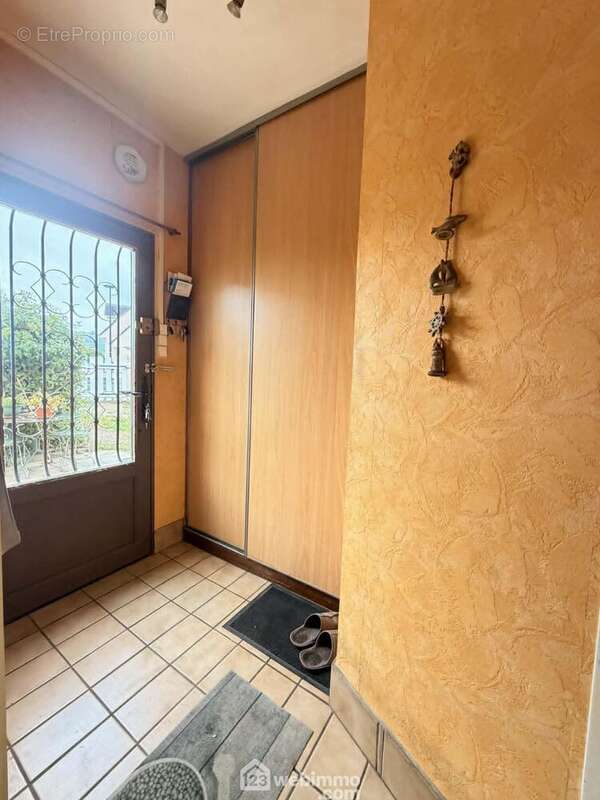 Découvrons l'intérieur, une vaste entrée avec placard distribue ... - Maison à LAON
