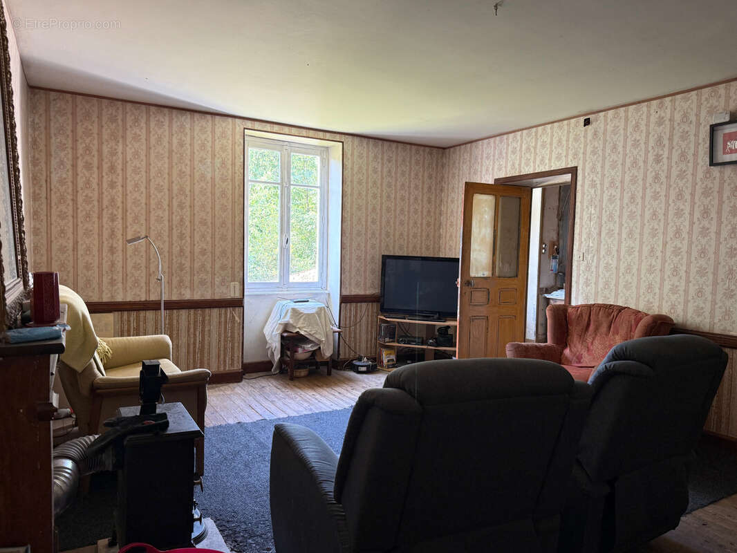 Auv 1225: Maison de caractère, grande grange, toits neufs, 1640m2 - photo 9