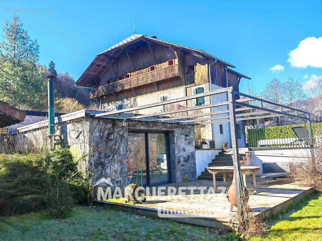 Maison à LA RIVIERE-ENVERSE