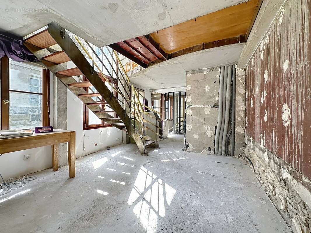 Commerce à PARIS-6E