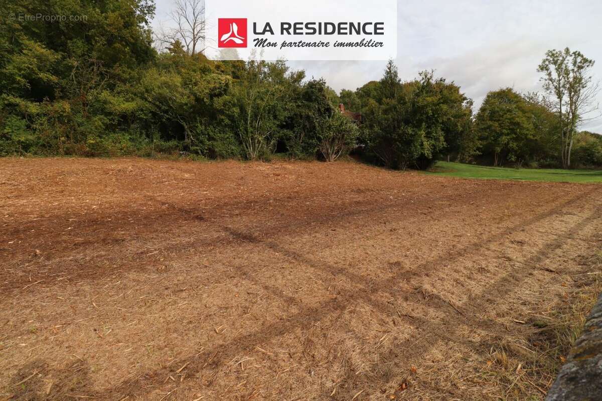 Terrain à MONTREUIL-SUR-EPTE