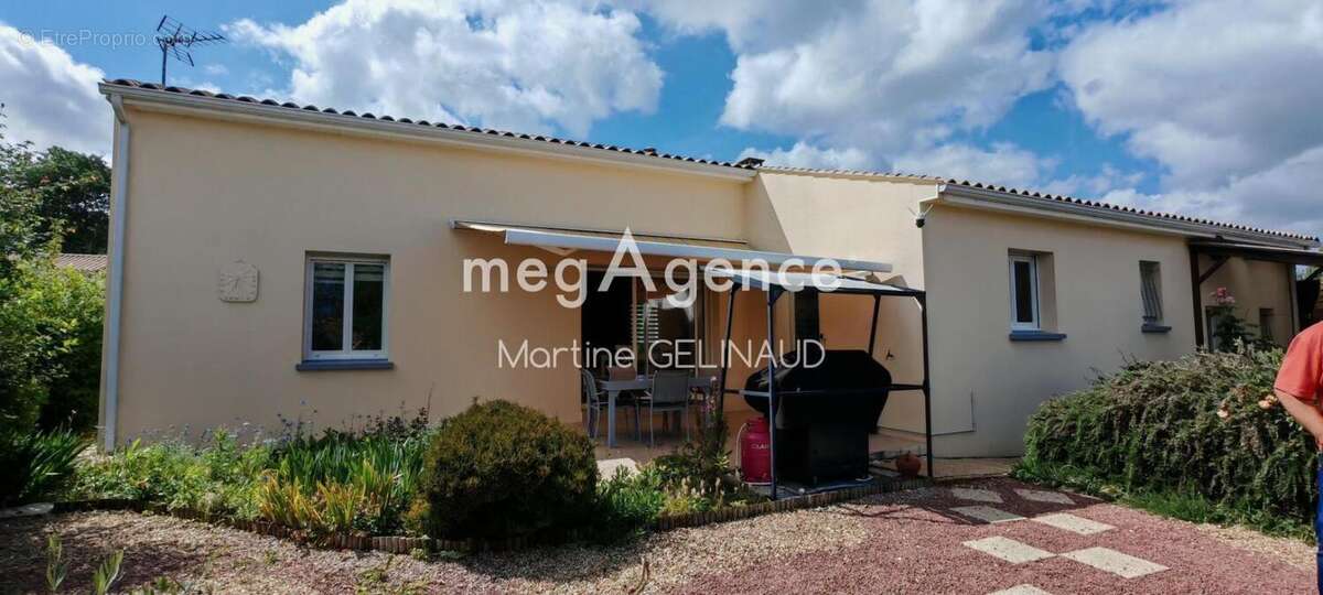 Maison 100 m² à Saint-Georges-Des-Coteaux  - photo 4