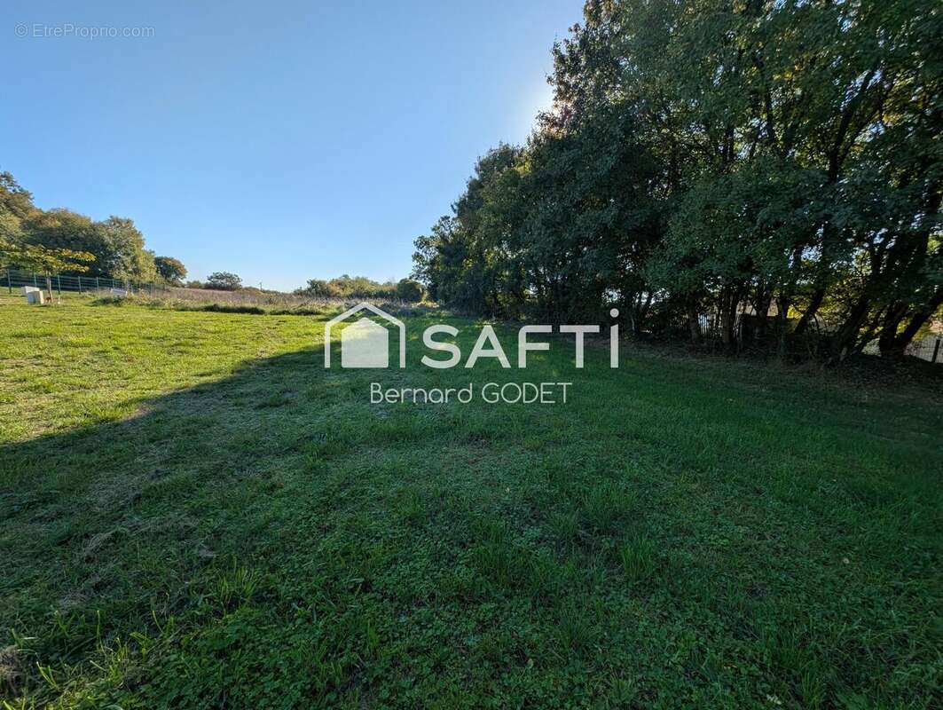 Terrain 901 m² à Nanteuil-En-Vallee  - photo 4