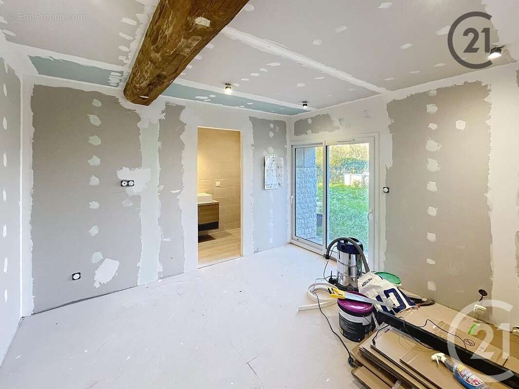 Maison à SAINT-CYR-LES-COLONS