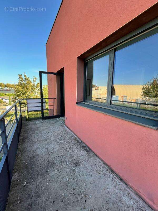 Commerce à PERONNAS