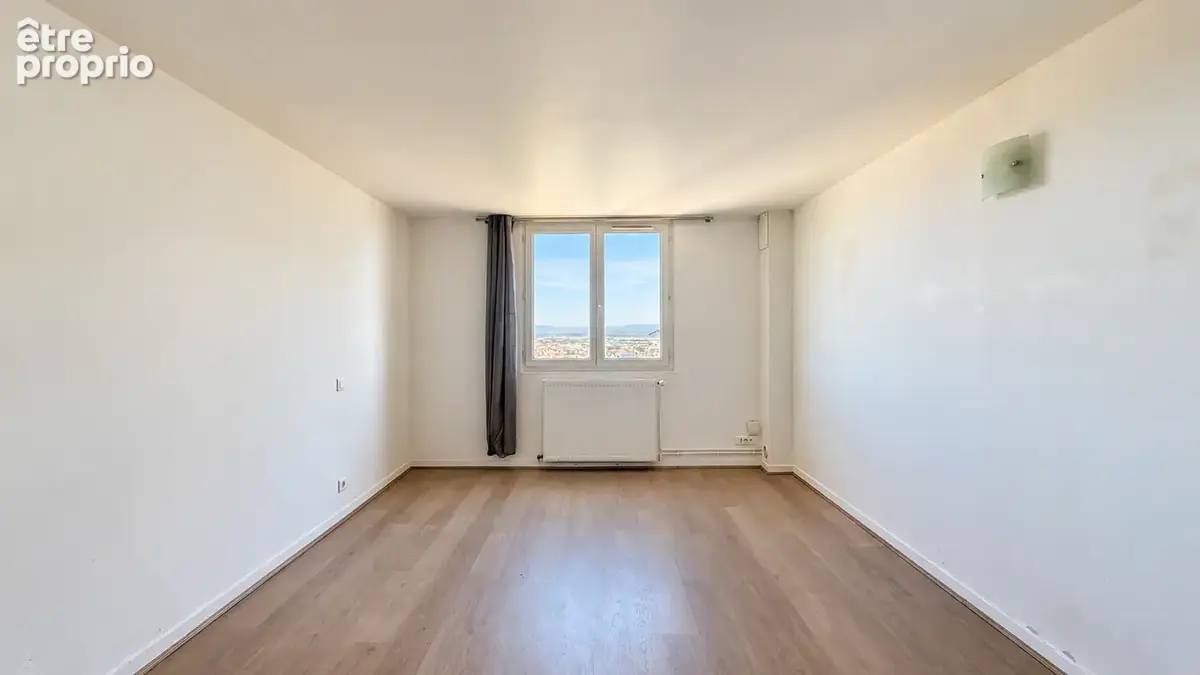 Maison de la fin des années 50 - 5 Chambres - Stationnement extérieur - Vue sur Montjuzet - photo 6