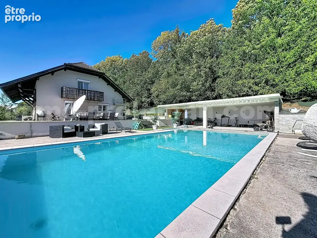 Magnifique_maison_individuelle_Lucinges_calme_frontiere_suisse_geneve_salon_sejour_cuisine_terrain_terrasse_jardin_piscine