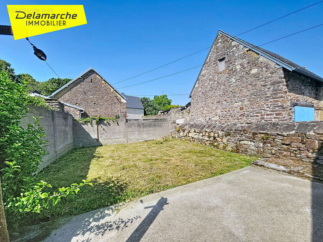 A vendre maison et dépendance bourg de Brehal  3 pièces - photo 2