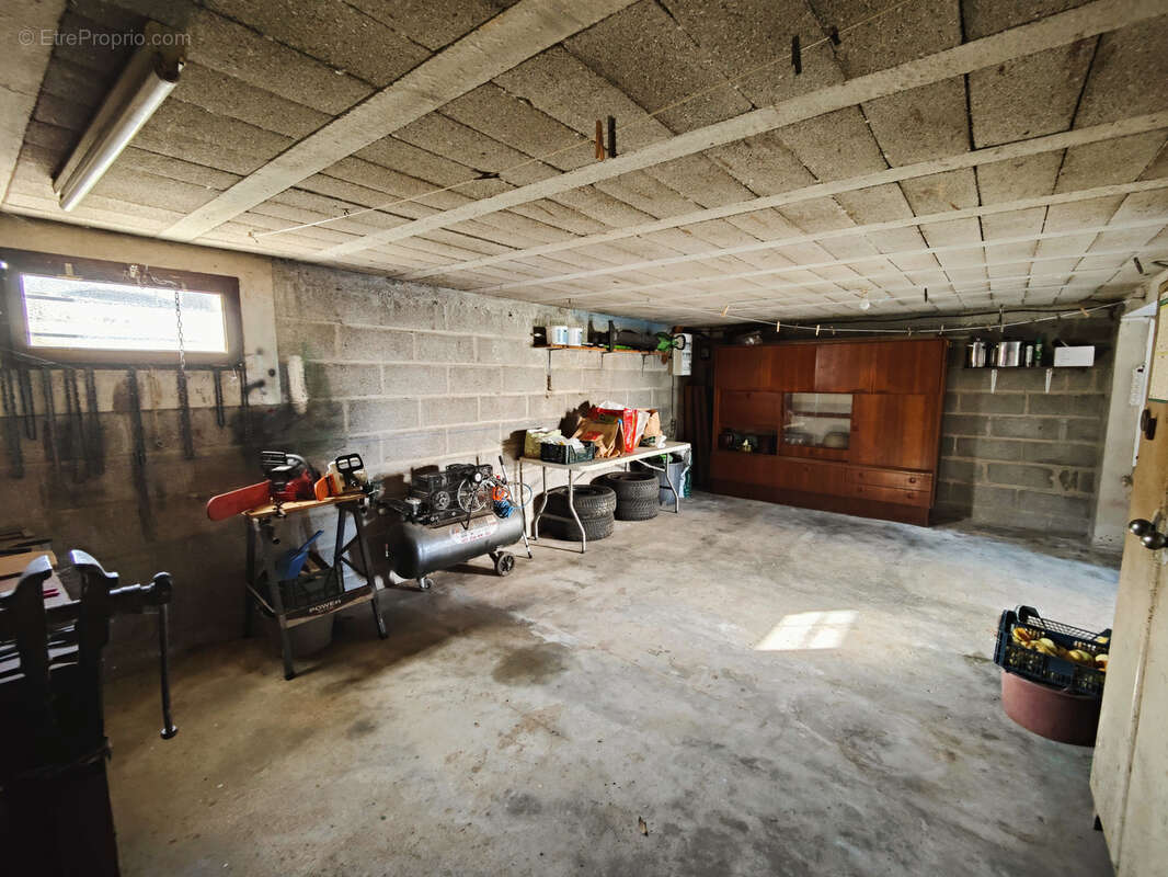 Maison à LAROCHE-SAINT-CYDROINE