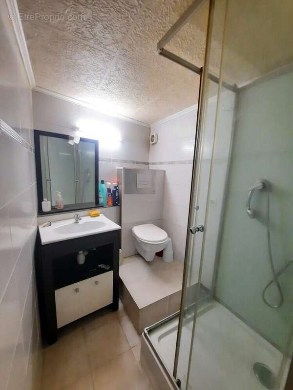 Salle d&#039;eau du studio - Maison à GOUSSAINVILLE