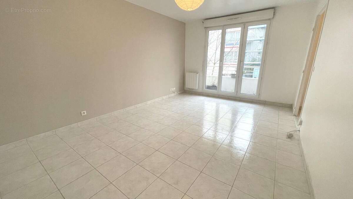 SALON - Appartement à CHANTELOUP-LES-VIGNES