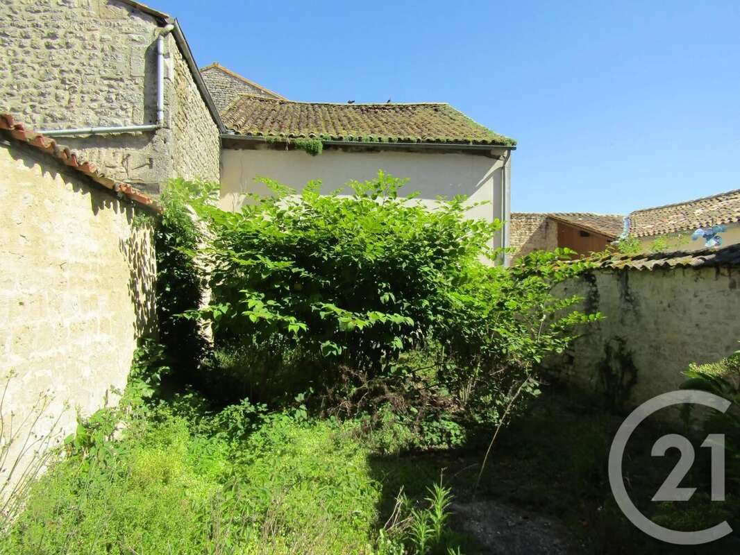 Maison à CHEF-BOUTONNE