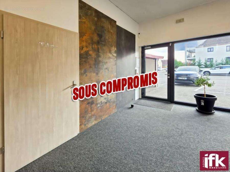 Horbourg-Wihr : Local commercial 327 m² rénové avec vitrines et parkings - photo 3