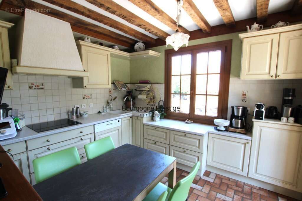 Maison familiale de 151 m² sur sous-sol avec piscine et parc clos de 3 051 m² - photo 11
