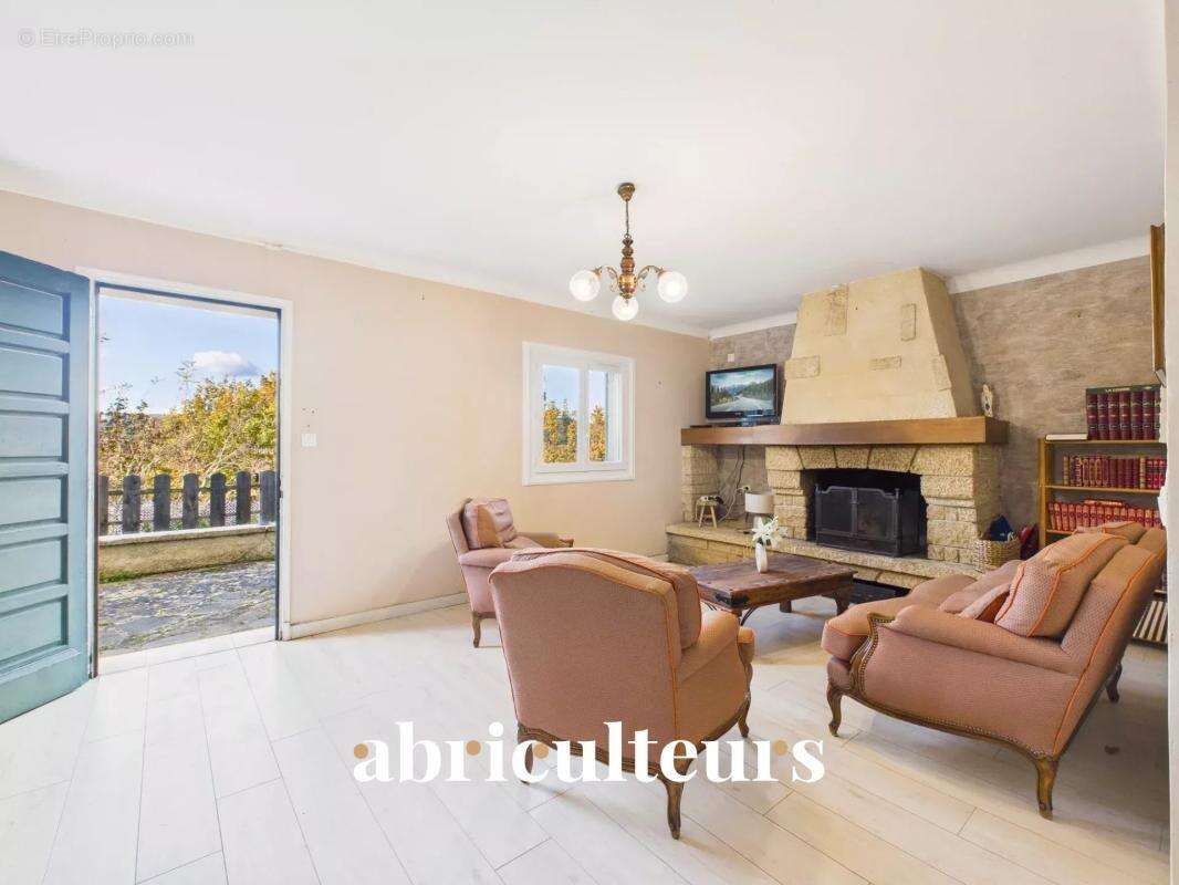 Maison à LA ROQUE-D&#039;ANTHERON