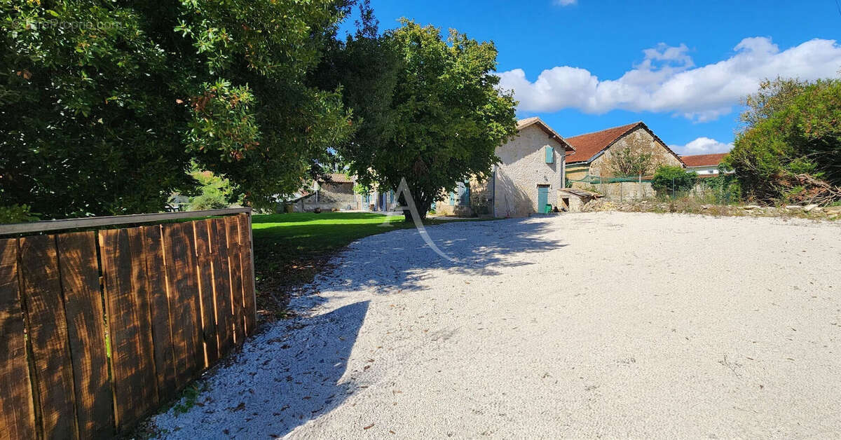 Chaunay - maison pierre - 4 chambres - jardin - photo 9