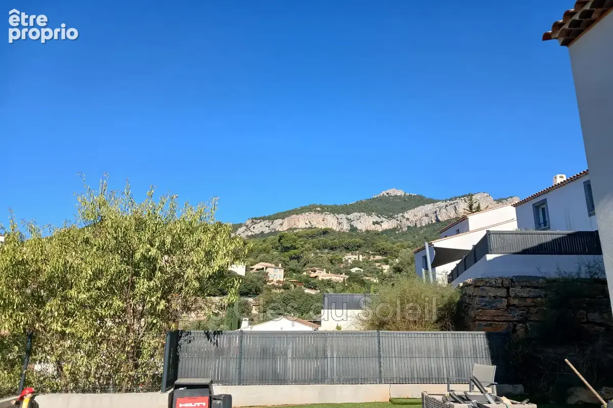 Maison 4 pièces 90 m² à vendre à Le Revest-Les-Eaux (83200) - photo 2