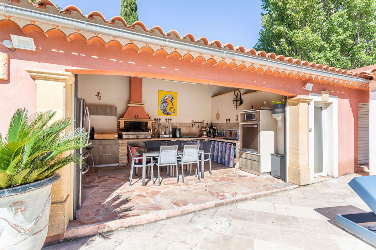 A vendre maison t4 avec piscine et dependance t2 a la couronne - photo 6