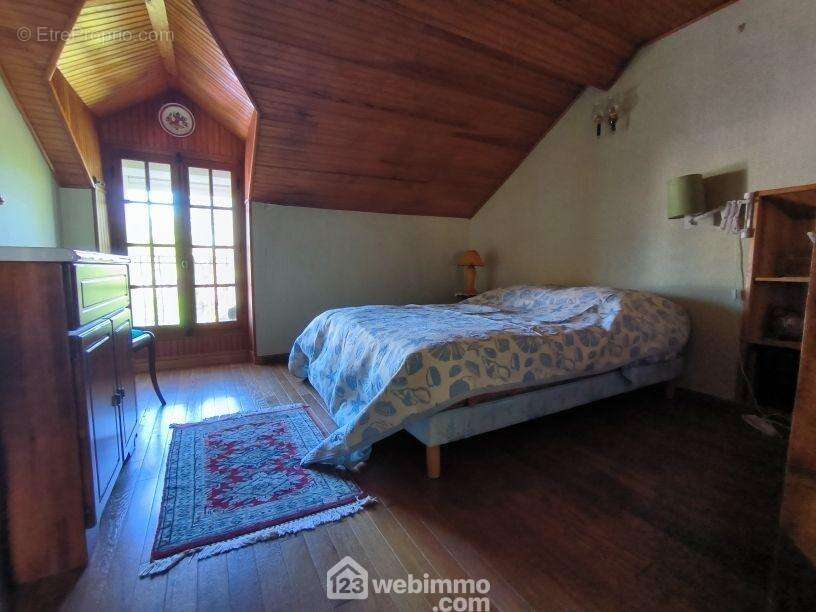 Une deuxième chambre de 12 m² avec vue sur le jardin - Maison à MONT-NOTRE-DAME