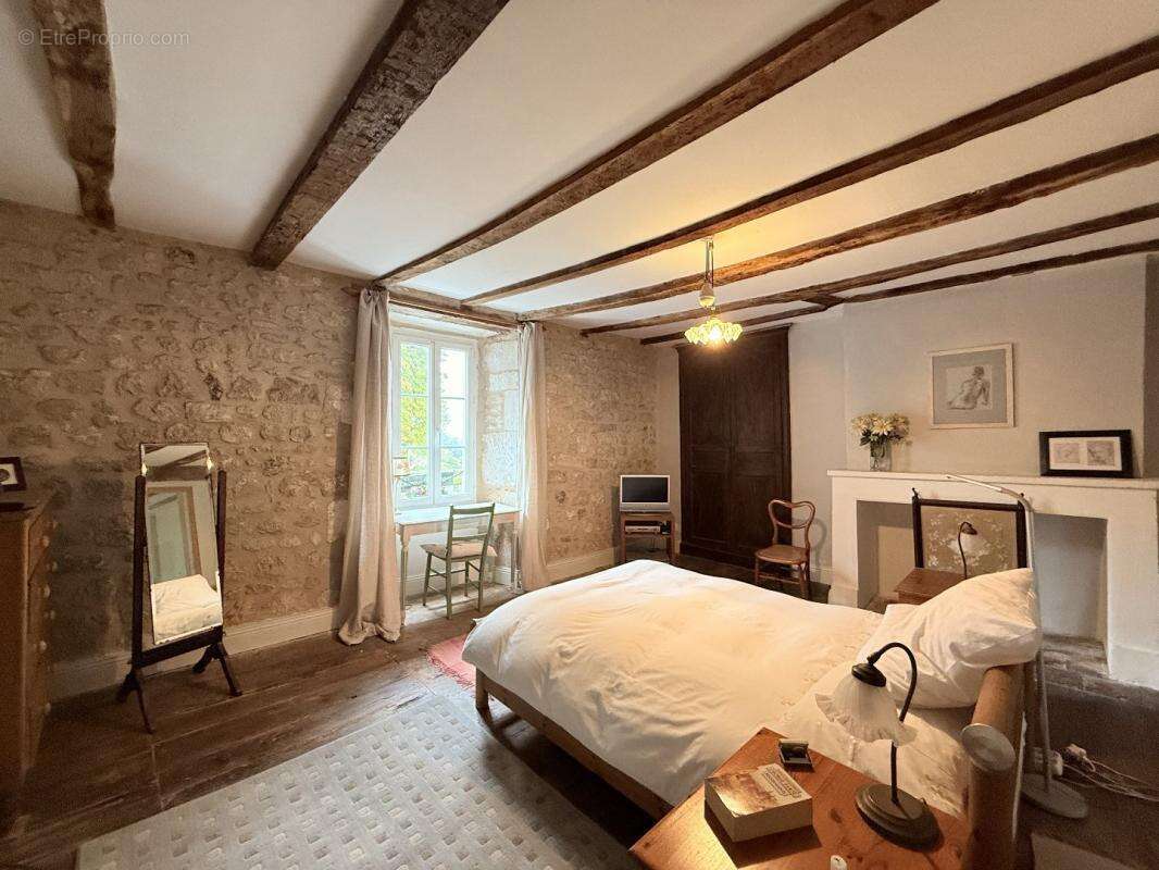 Maison à VILLEBOIS-LAVALETTE