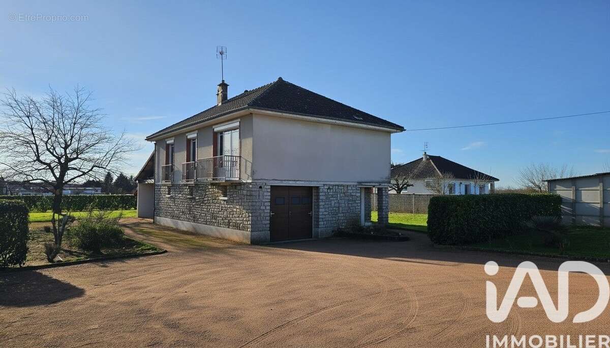 Photo 4 - Maison à AINAY-LE-CHATEAU