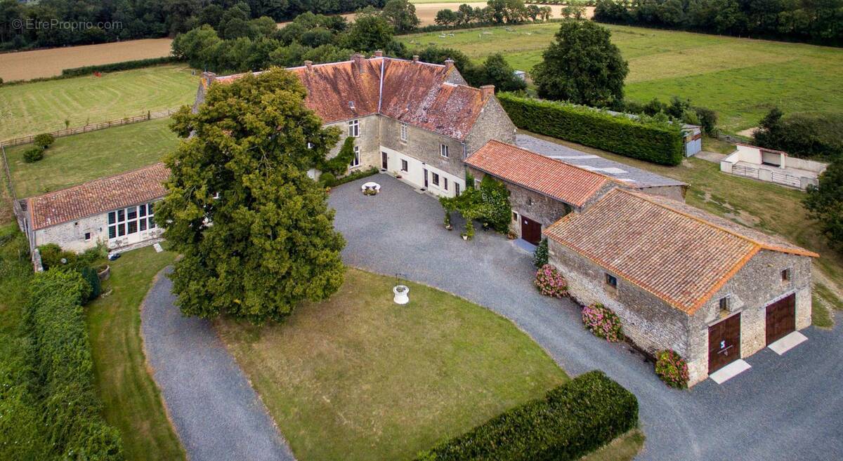Maison à SAINT-HILAIRE-DES-LOGES