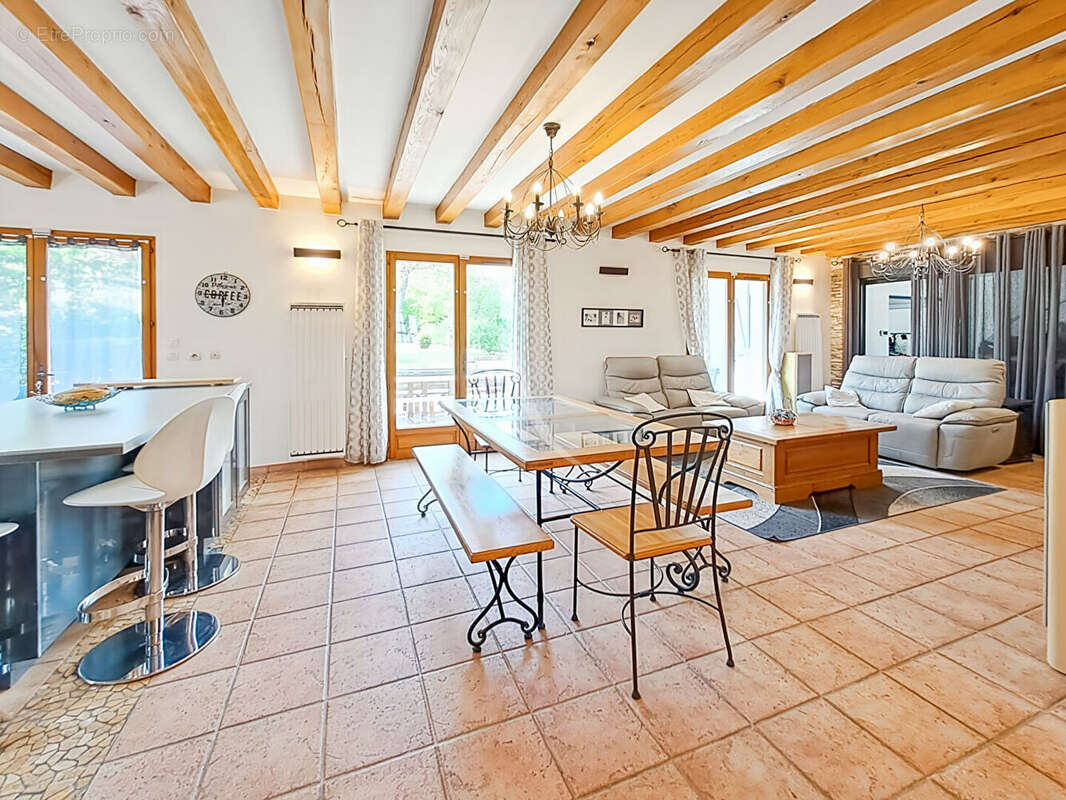 Maison de Caractère sur un Magnifique Terrain Arboré de plus de 4 000 m² - photo 2