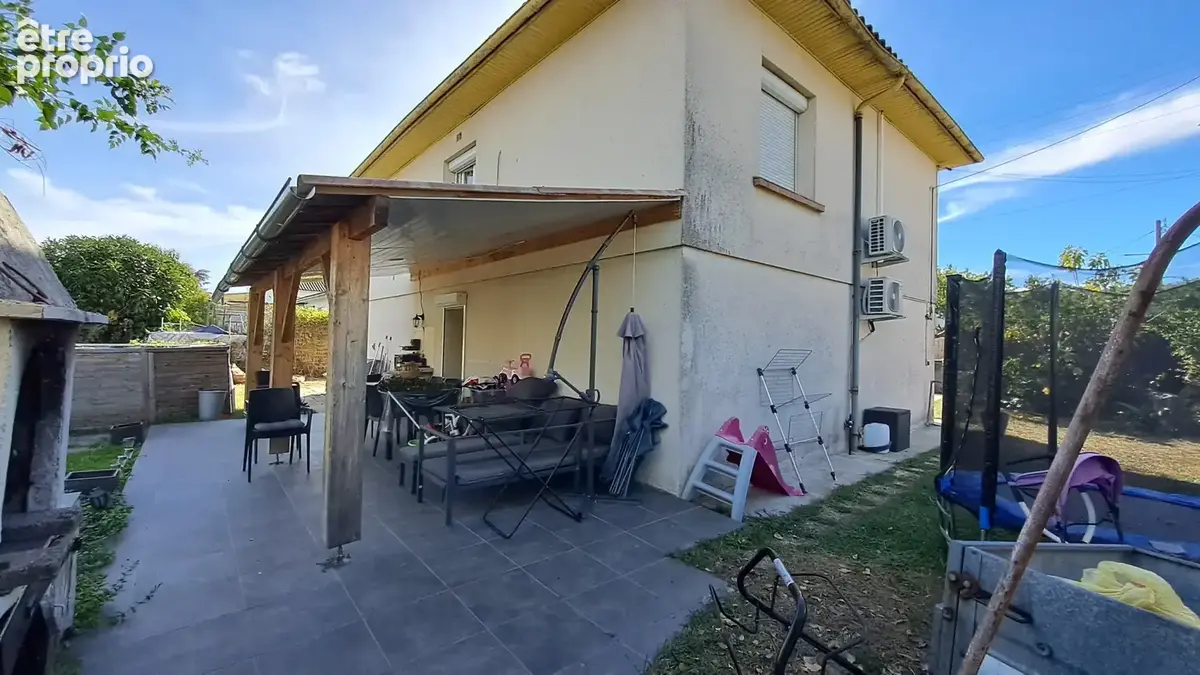 Maison familiale lumineuse avec grand espace de vie et terrasse couverte sur un terrain clos de 500m2. - photo 17