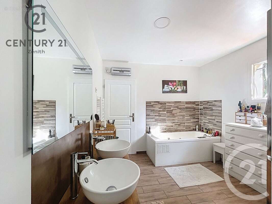 Maison à SAINT-LAURENT-DE-LA-SALANQUE