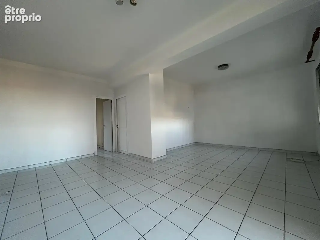 Appartement f3 - 6eme etage - residence securisee - secteur privilegie cours palmarole - photo 2