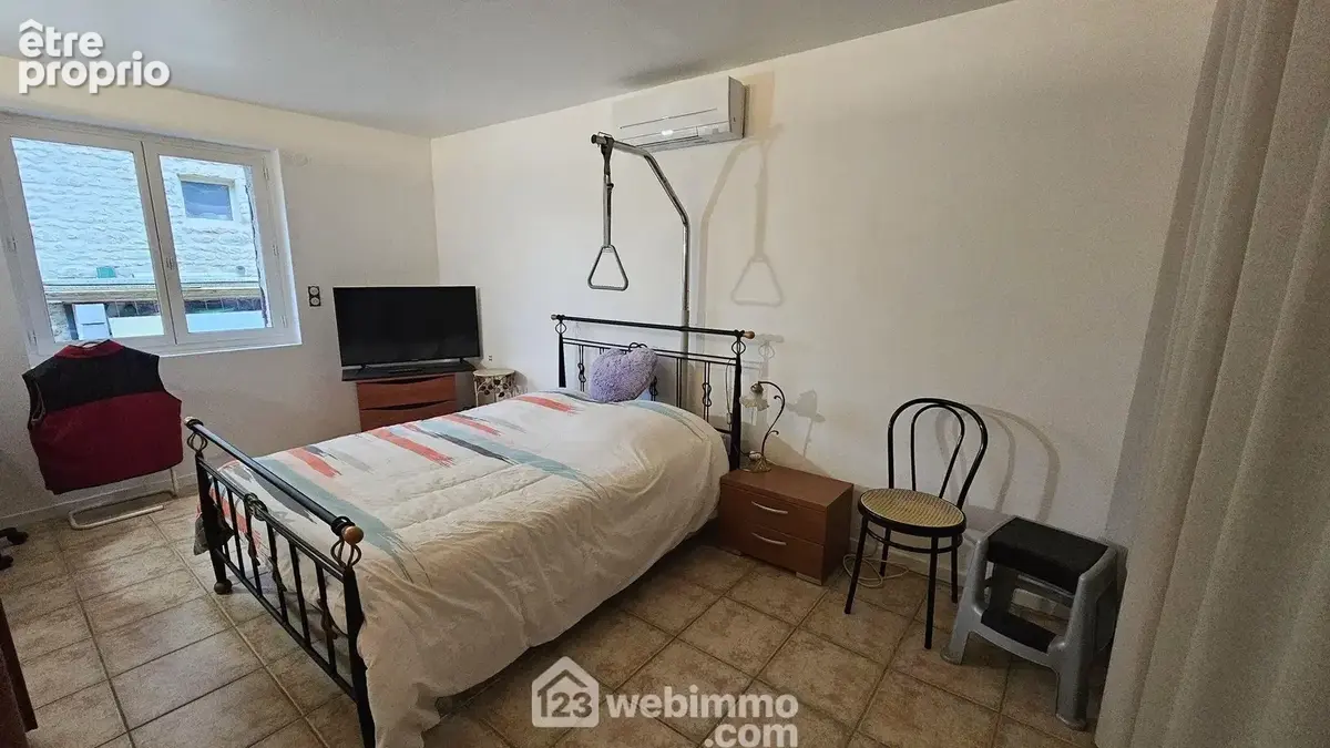 Au RDC, une chambre de 17 m² très spacieuse.