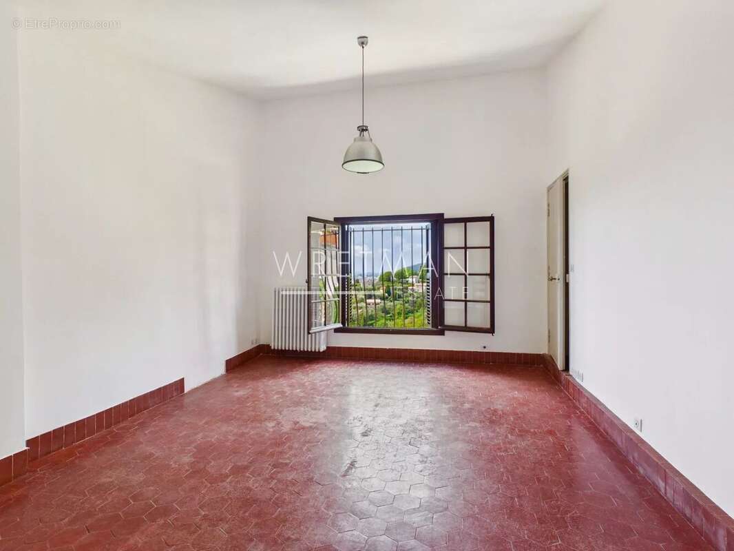 Maison à CHATEAUNEUF-GRASSE