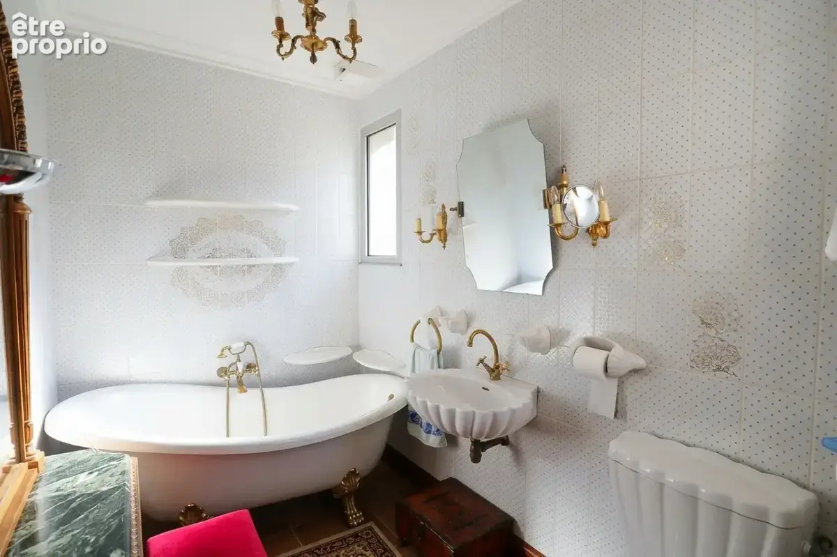 Centre Bourg, Maison offrant 4 CH, 2 SDE, 3 WC, sur 3000 m2 - photo 16
