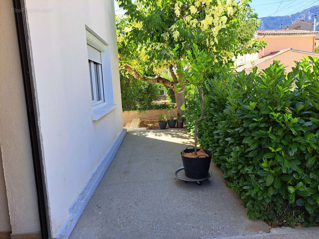 Maison très lumineuse sur un terrain clos de 304m2 avec un garage. - photo 31