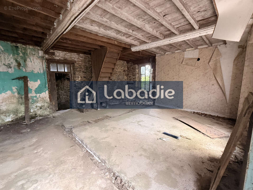 Sur le bord de route, ancienne maison de 55m2 en pierres à réhabiliter, terrain de 1193m2. - photo 3