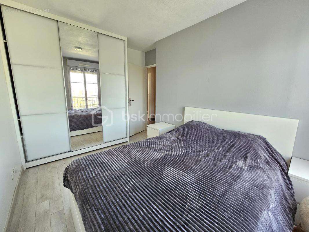 Appartement à VAUJOURS