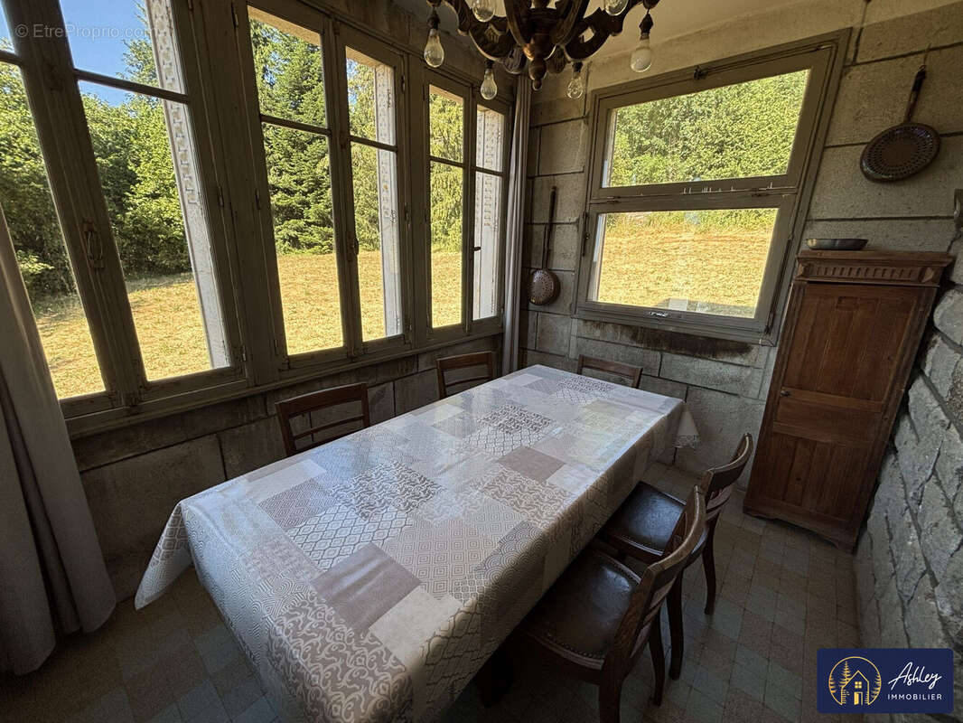 Maison 9 pièces à TRIZAC (Cantal)