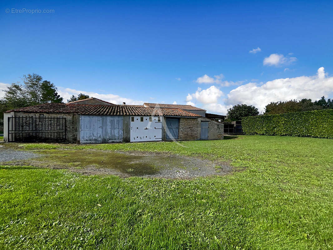 Maison à rénover à Sainte Radégonde Des Noyers - photo 2