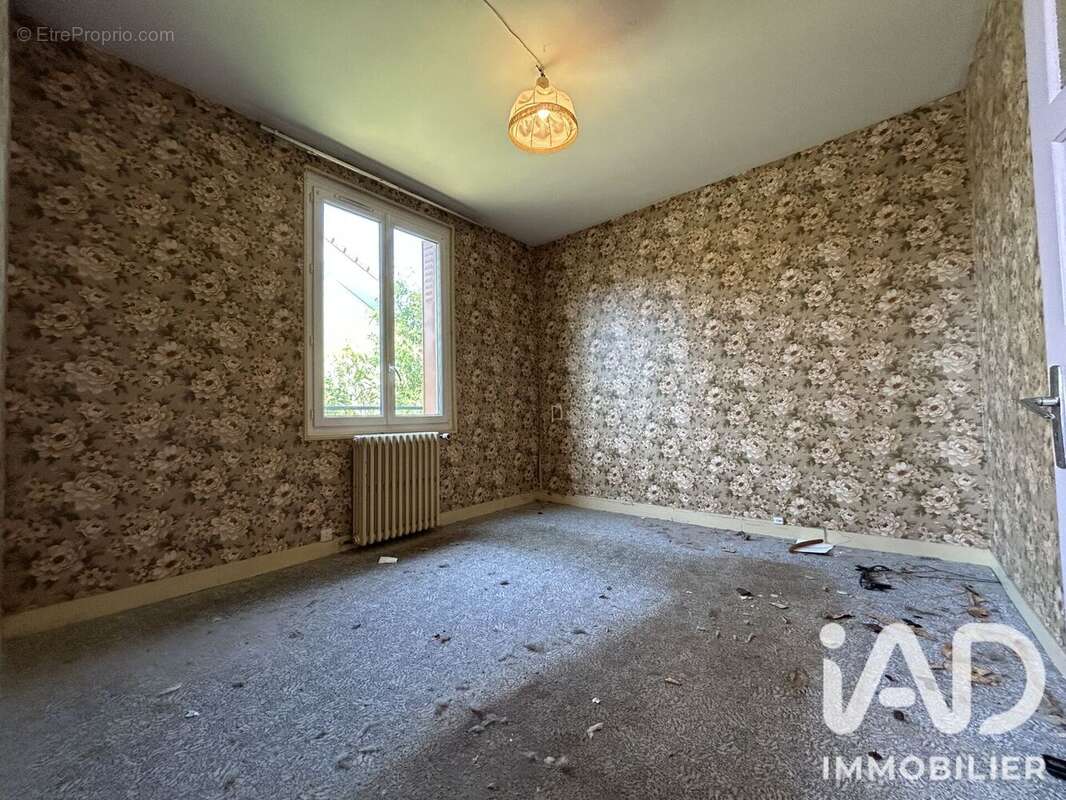 Maison 100 m² à Saint-Jean-De-La-Ruelle  - photo 8
