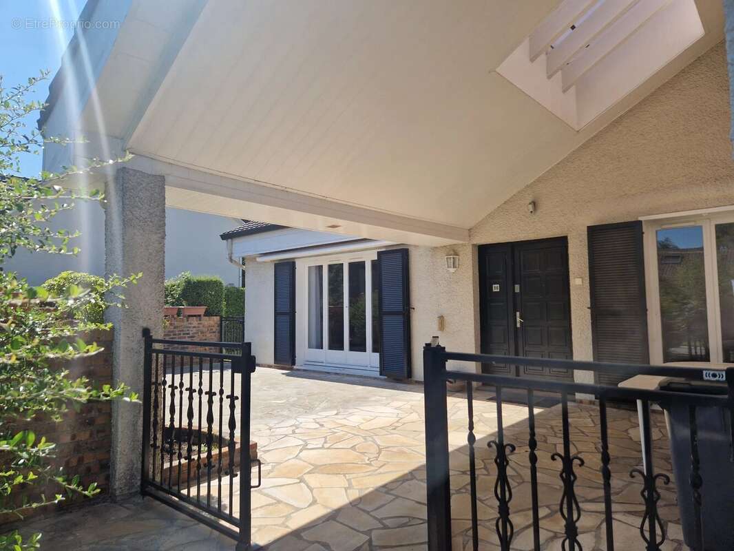 Maison à VOISINS-LE-BRETONNEUX