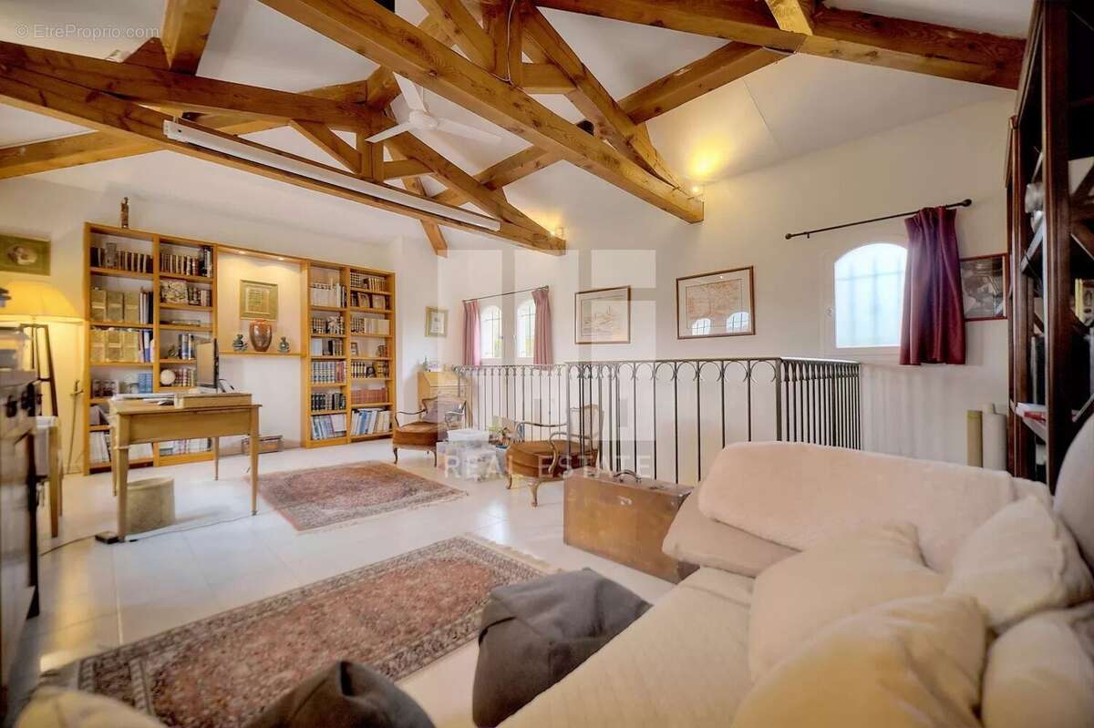 Maison à CHATEAUNEUF-GRASSE