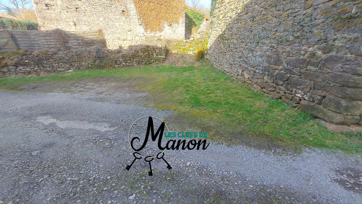 Parking à BESSINES-SUR-GARTEMPE