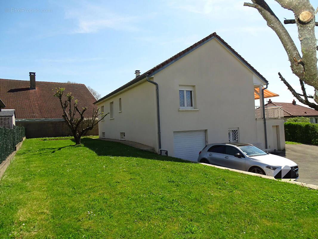 Maison à POUILLEY-LES-VIGNES