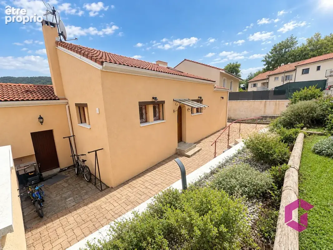 Brives-Charensac : maison 4 pièces rénovée, 3 chambres, véranda, vue dégagée sur la Loire - photo 3
