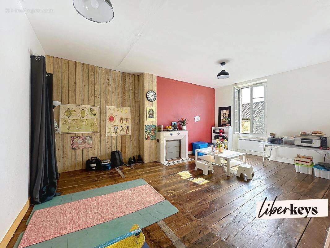 Maison à MONTMOREAU-SAINT-CYBARD