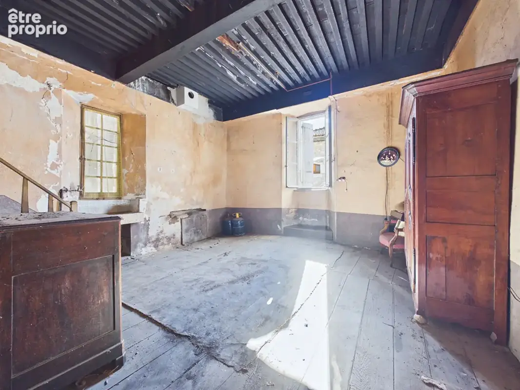 Maison en pierre au coeur du village de Chalencon à réhabiliter avec cour - photo 7