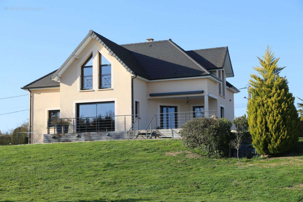 Maison à LUZY