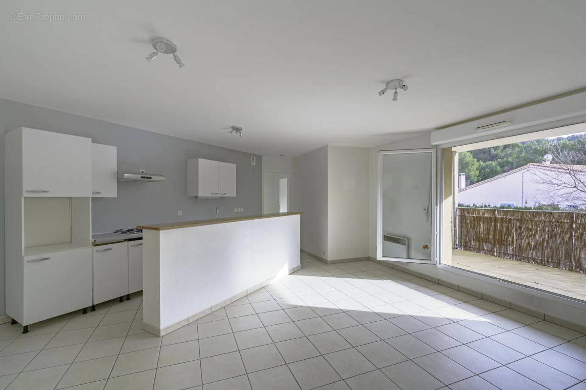 Appartement à LA ROQUE-D'ANTHERON